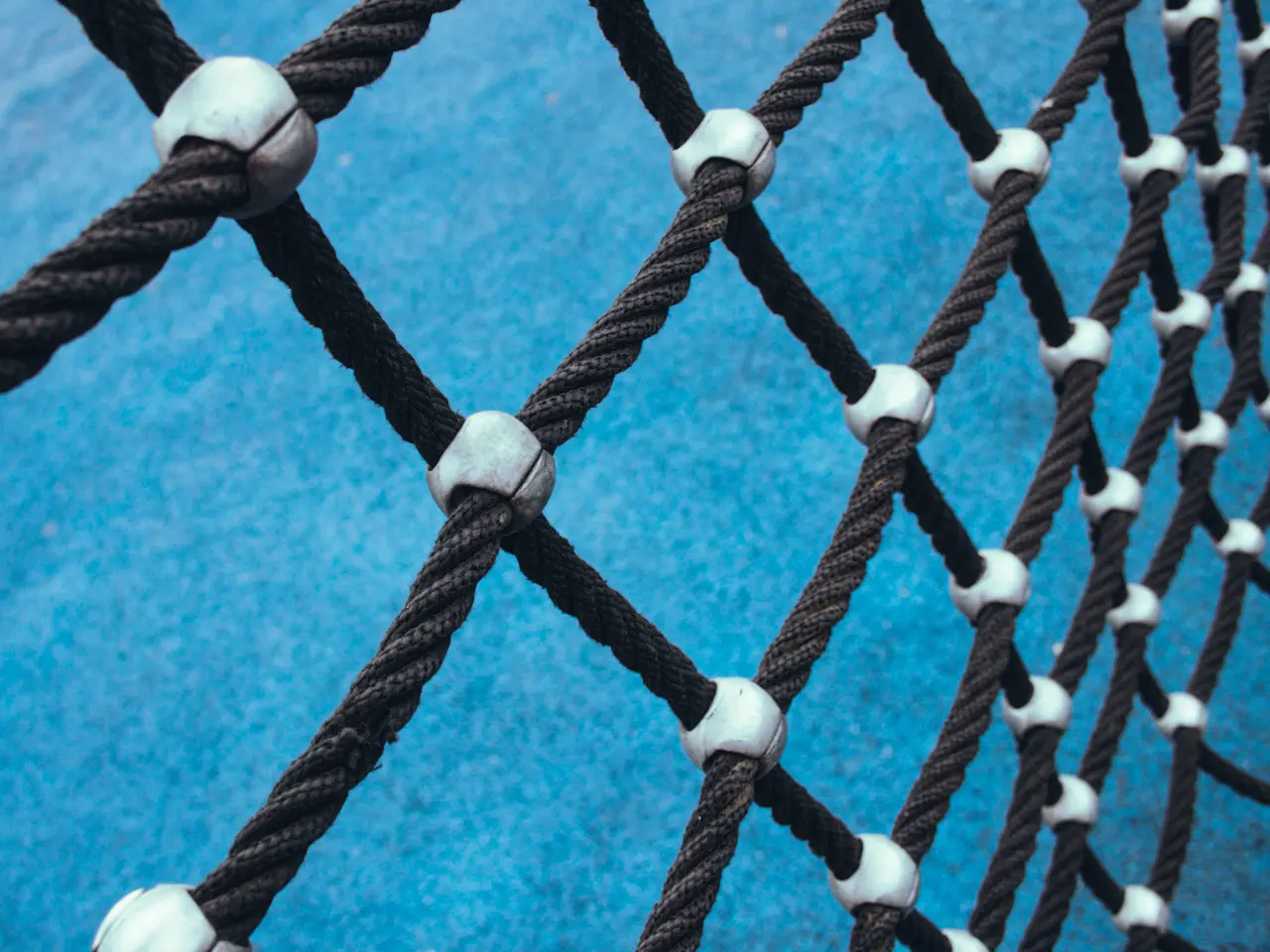 rope net with sturdy connectors as a metaphor for a team well connected to their work through effective leadership